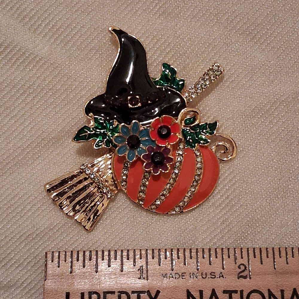 Halloween Witch Hat Brooch with Pumpkin, Broom, and Flowers🎃🧹🧙‍♀️🌻 - Picture 5 of 6